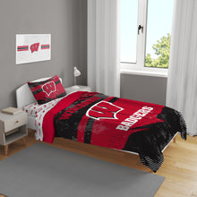 Load image into Gallery viewer, Wisconsin Badgers Slanted Stripe 4 Piece Twin Bed in a Bag

